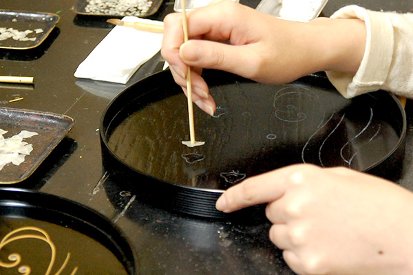 3.Do RADEN. Pick up the piece of abalone you cut out and past e it with a glue.