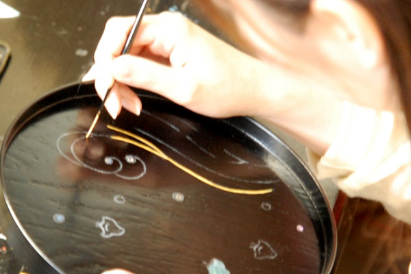 4.Do MAKIE. Draw a line following the rough design with a fine-point brush.