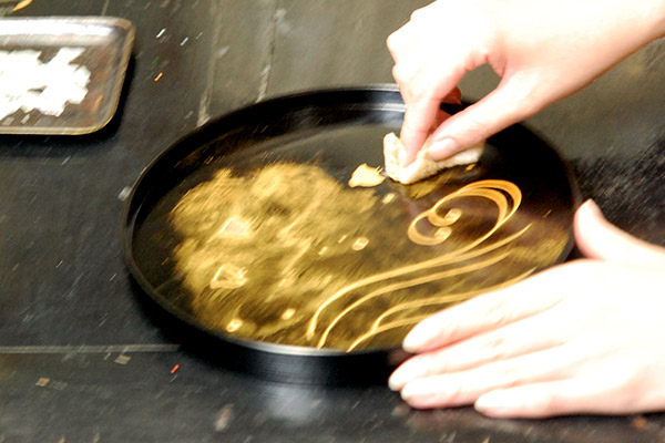 5.Dust off with a gold powder.